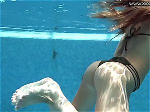 Tiffany Tatum unclothes nude underwater